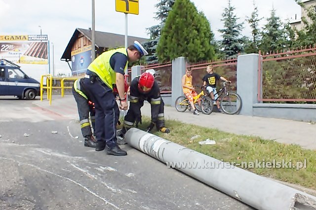 Słup zablokował ul. P. Skargi w Nakle nad Notecią
