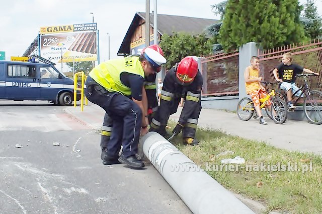 Słup zablokował ul. P. Skargi w Nakle nad Notecią