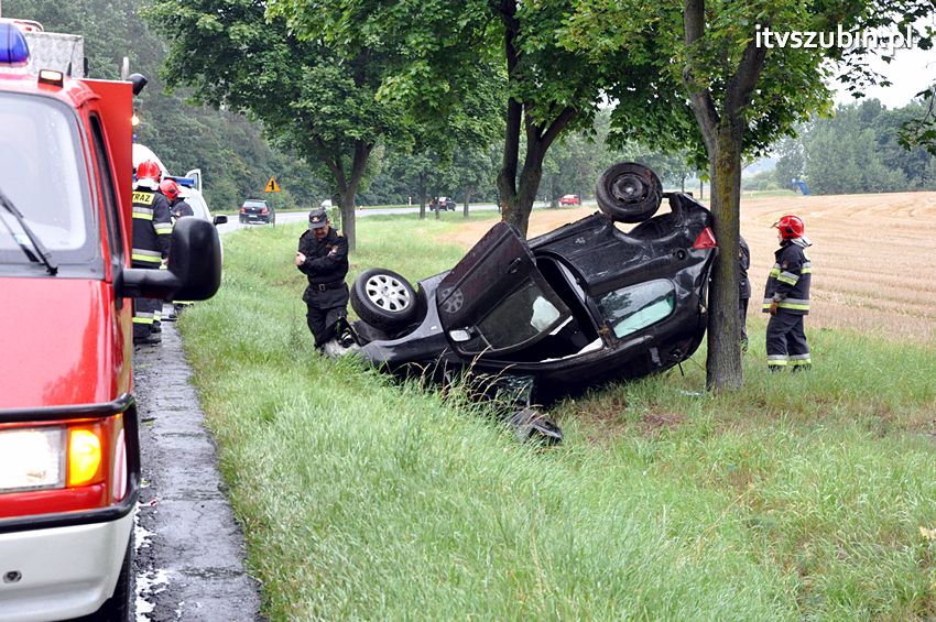 Kolejne dachowanie na Wirażu 77 w Dąbrówce Słupskiej