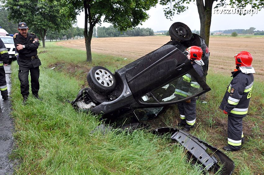 Kolejne dachowanie na Wirażu 77 w Dąbrówce Słupskiej