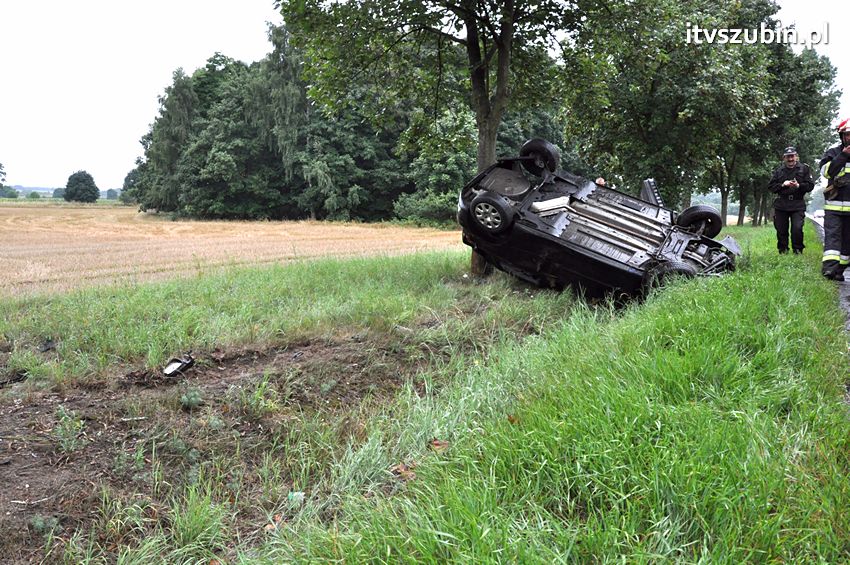 Kolejne dachowanie na Wirażu 77 w Dąbrówce Słupskiej