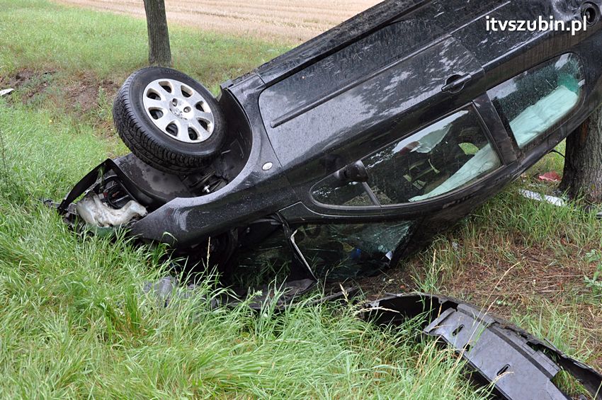 Kolejne dachowanie na Wirażu 77 w Dąbrówce Słupskiej