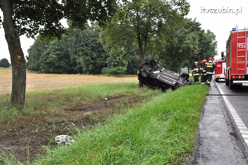 Kolejne dachowanie na Wirażu 77 w Dąbrówce Słupskiej
