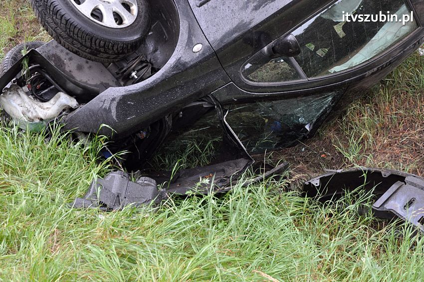 Kolejne dachowanie na Wirażu 77 w Dąbrówce Słupskiej