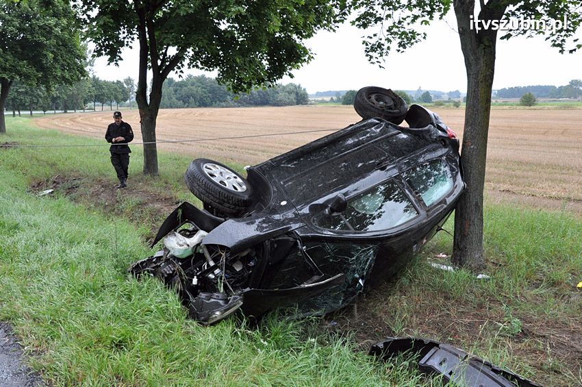 Kolejne dachowanie na Wirażu 77 w Dąbrówce Słupskiej