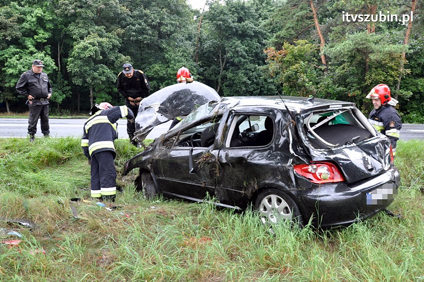Kolejne dachowanie na Wirażu 77 w Dąbrówce Słupskiej