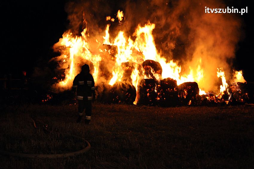 Pożar balotów w Kowalewie