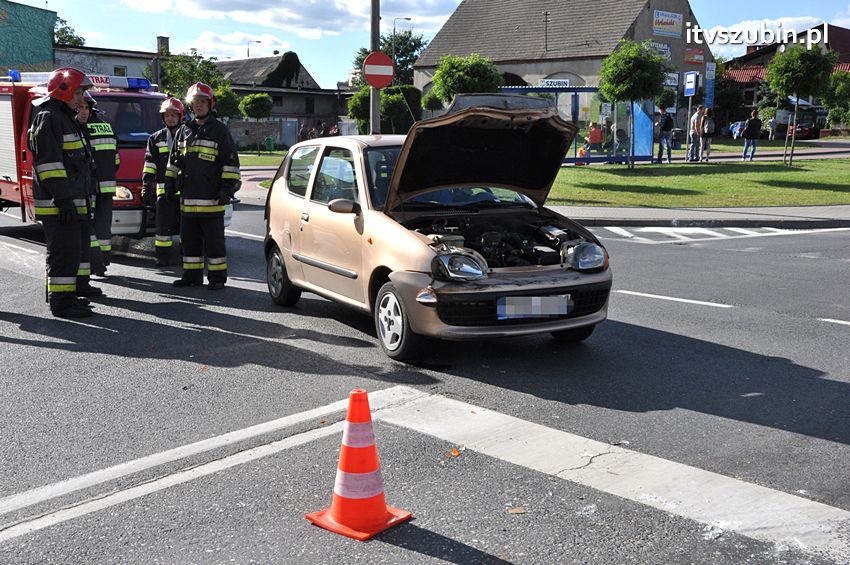 Kolizja osobówek i pożar samochodu w Szubinie