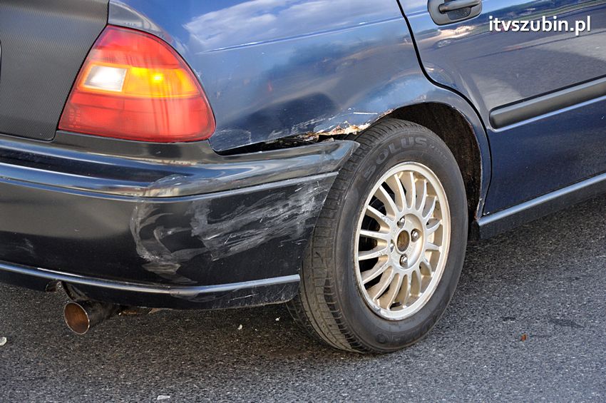 Kolizja osobówek i pożar samochodu w Szubinie