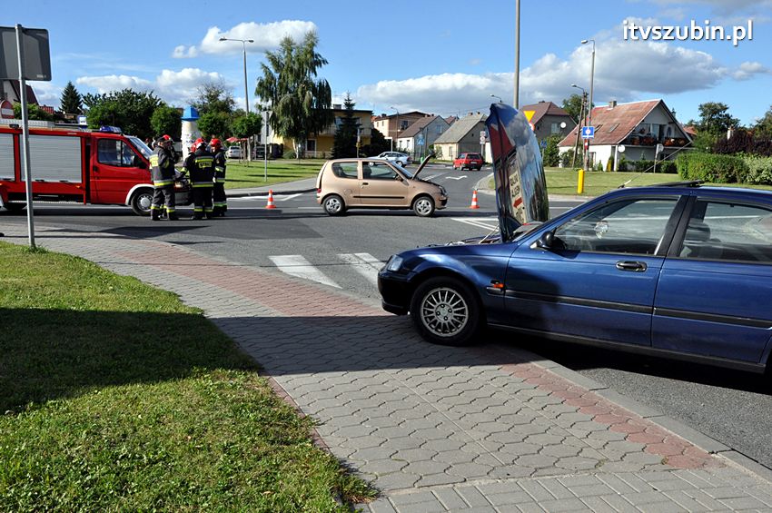Kolizja osobówek i pożar samochodu w Szubinie