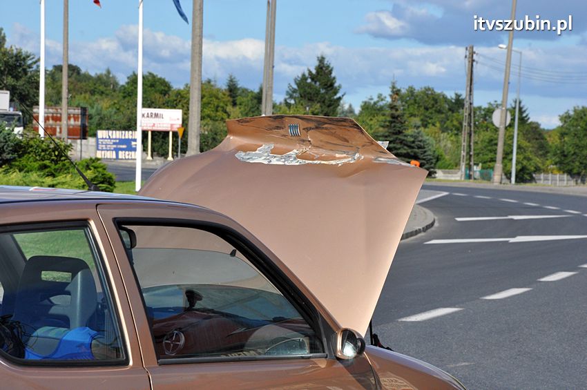 Kolizja osobówek i pożar samochodu w Szubinie