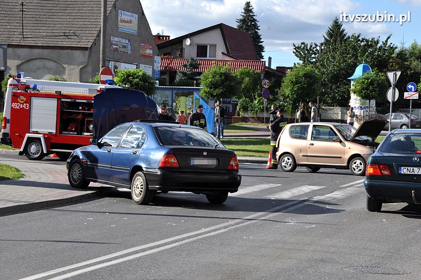 Kolizja osobówek i pożar samochodu w Szubinie
