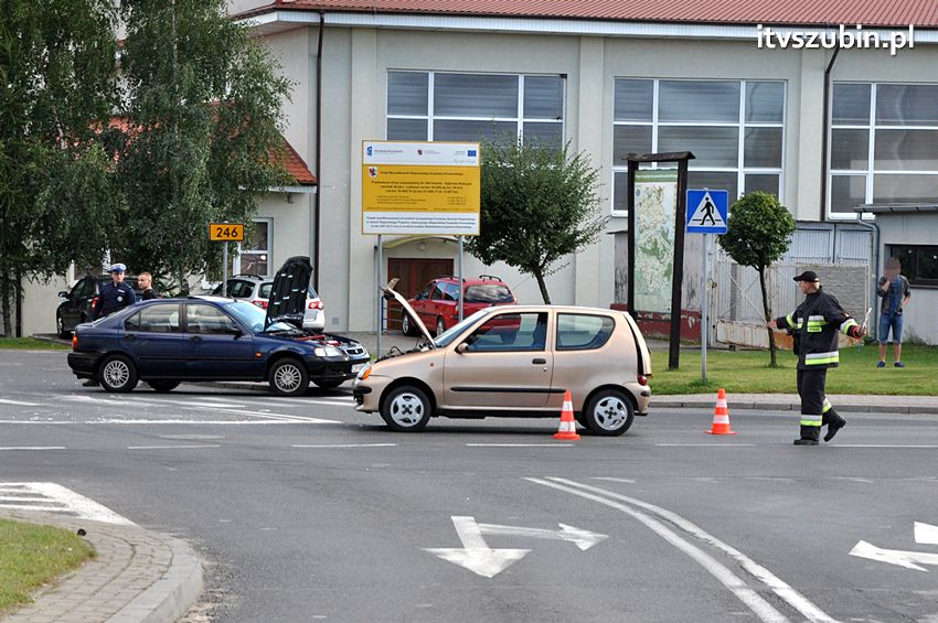Kolizja osobówek i pożar samochodu w Szubinie