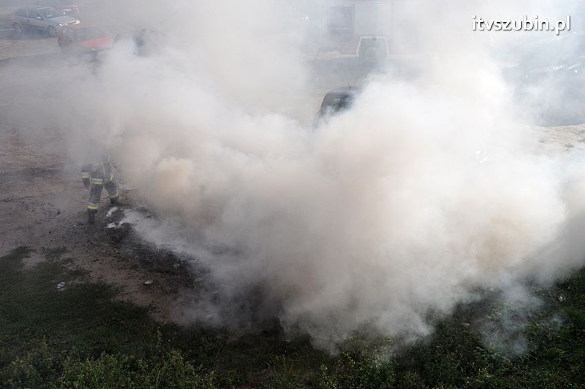 Kolizja osobówek i pożar samochodu w Szubinie