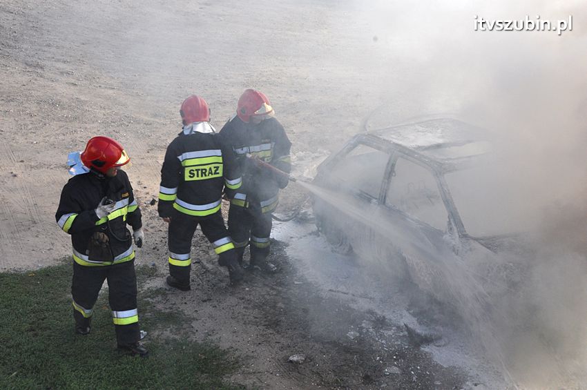 Kolizja osobówek i pożar samochodu w Szubinie