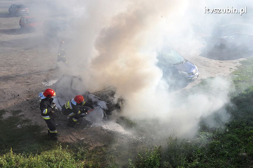 Kolizja osobówek i pożar samochodu w Szubinie