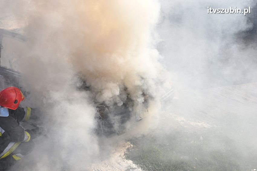 Kolizja osobówek i pożar samochodu w Szubinie