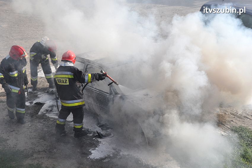 Kolizja osobówek i pożar samochodu w Szubinie