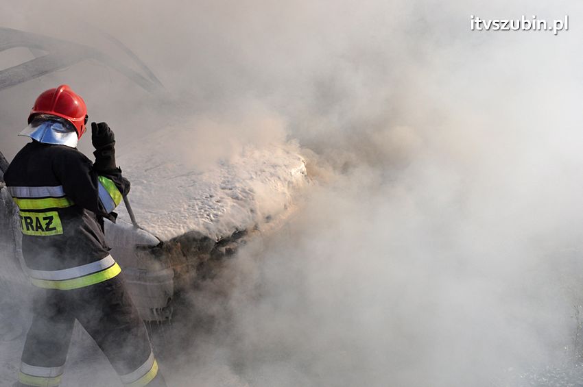 Kolizja osobówek i pożar samochodu w Szubinie