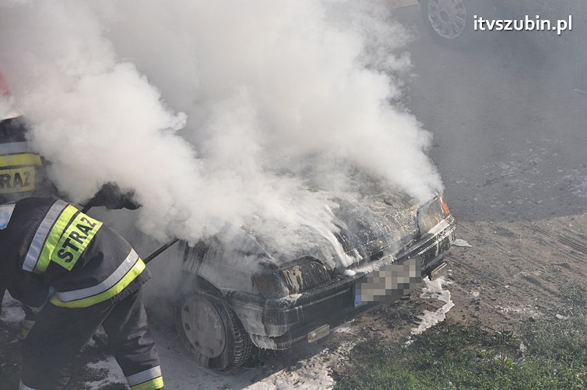 Kolizja osobówek i pożar samochodu w Szubinie