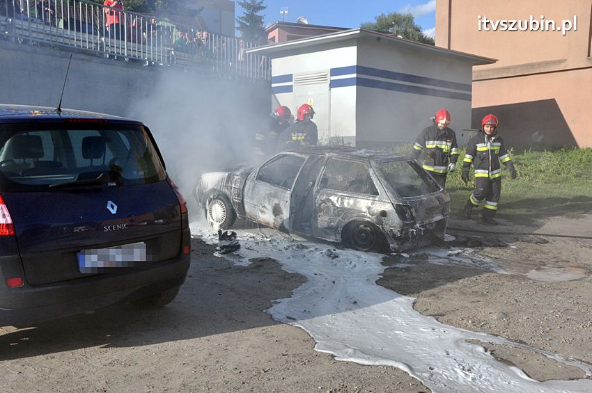 Kolizja osobówek i pożar samochodu w Szubinie