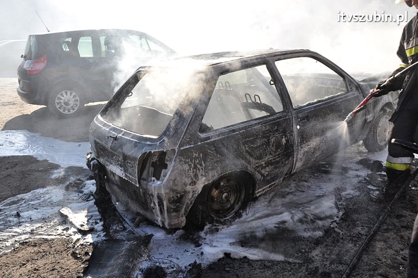 Kolizja osobówek i pożar samochodu w Szubinie