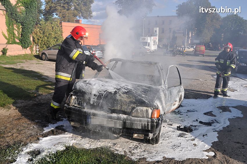 Kolizja osobówek i pożar samochodu w Szubinie