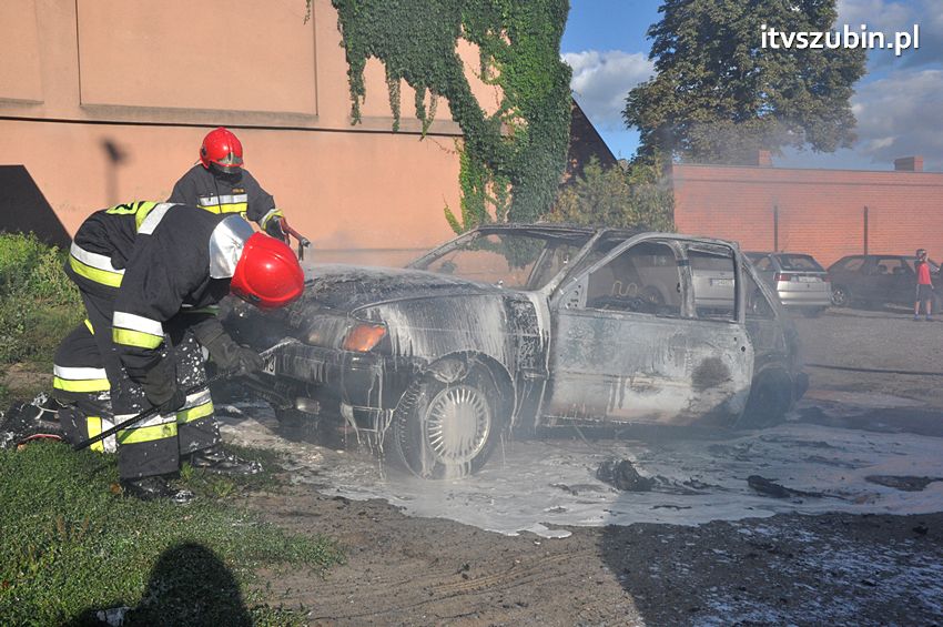 Kolizja osobówek i pożar samochodu w Szubinie