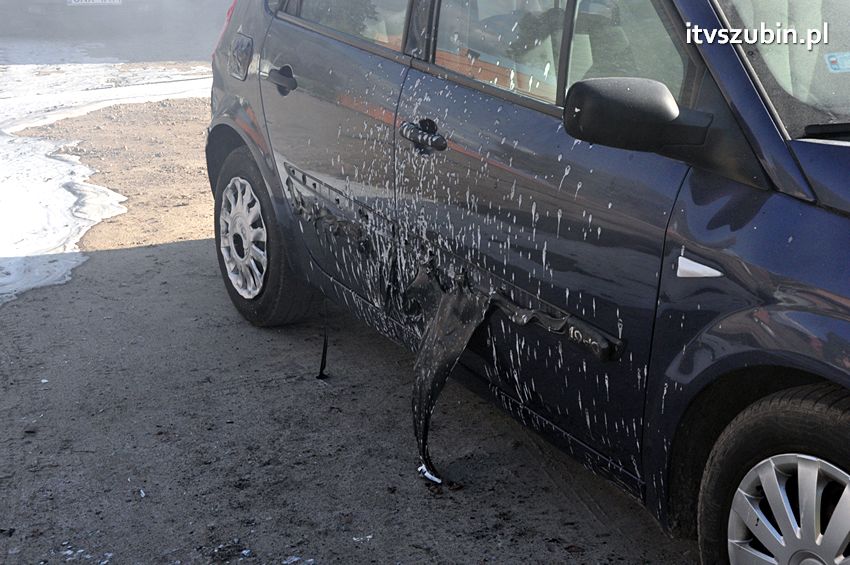 Kolizja osobówek i pożar samochodu w Szubinie