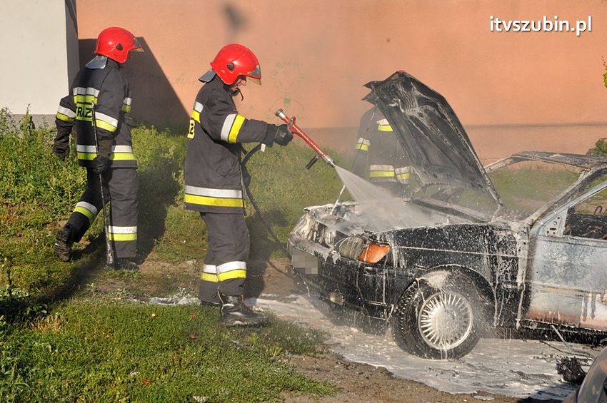 Kolizja osobówek i pożar samochodu w Szubinie