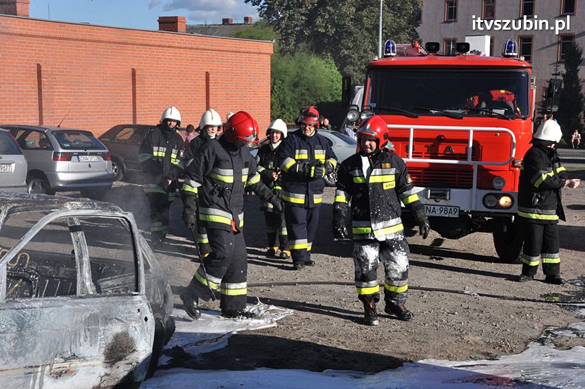 Kolizja osobówek i pożar samochodu w Szubinie