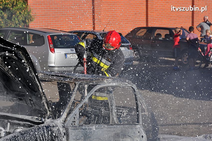 Kolizja osobówek i pożar samochodu w Szubinie