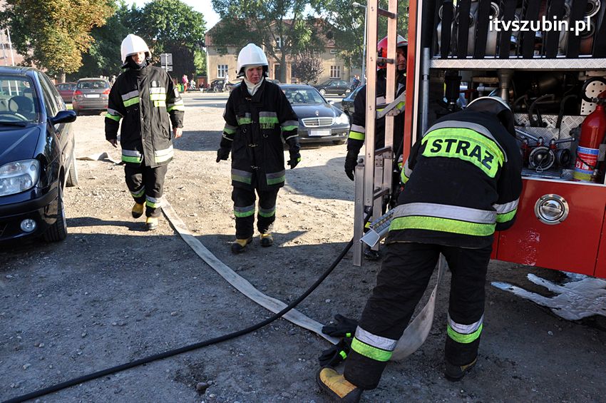 Kolizja osobówek i pożar samochodu w Szubinie