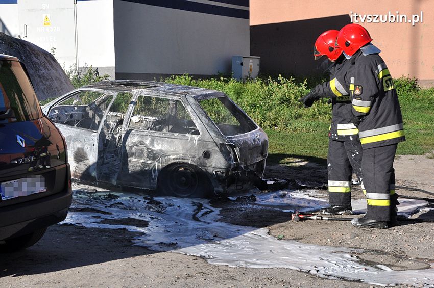 Kolizja osobówek i pożar samochodu w Szubinie