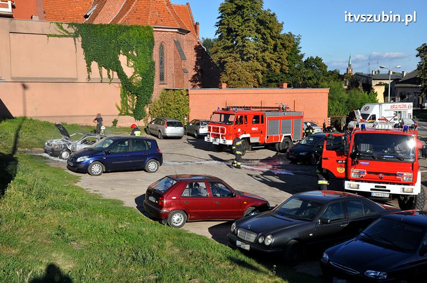 Kolizja osobówek i pożar samochodu w Szubinie