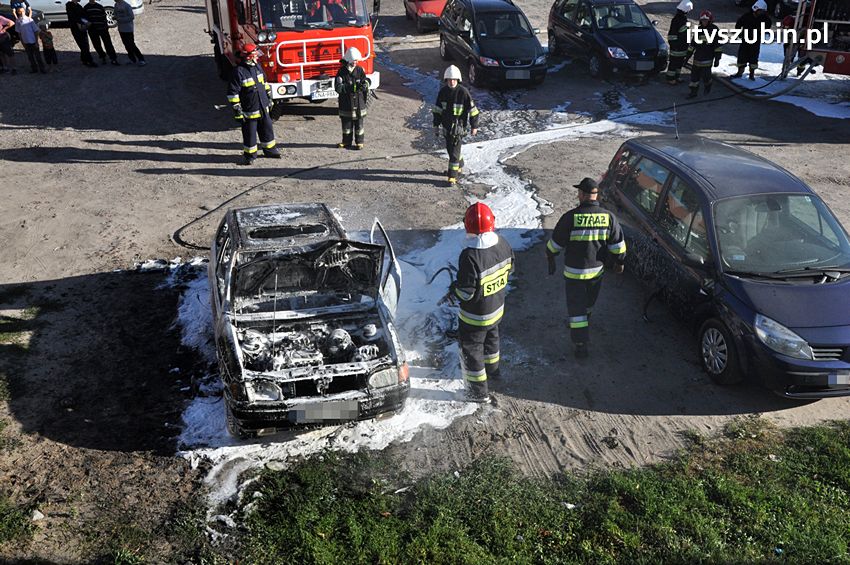 Kolizja osobówek i pożar samochodu w Szubinie