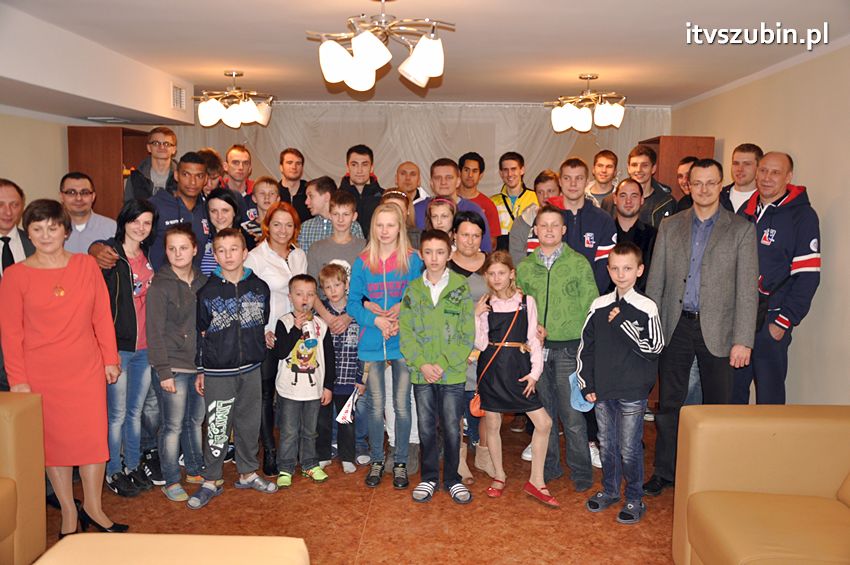 Zawodnicy Transferu Bydgoszcz z wizytą w Placówce Opiekuńczo-Wychowawczą w Szubinie