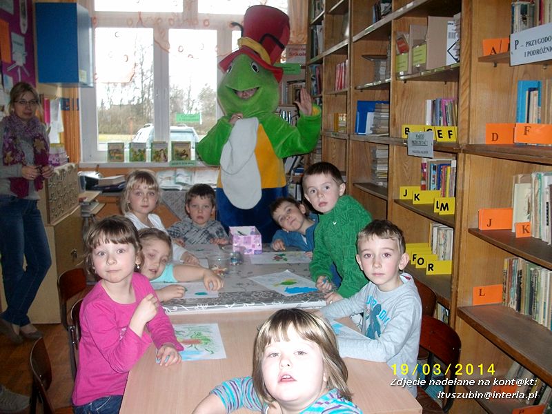 Dzień żółwia w szkolnej bibliotece w Kowalewie