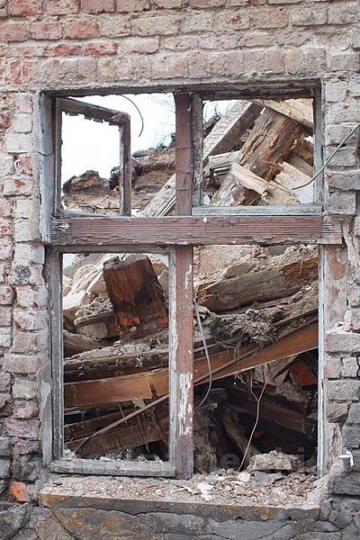 Zawalił się strop nad pomieszczeniem pustostanu