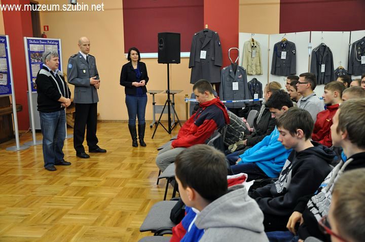 Zasady rekrutacji do policji z wystawą w tle