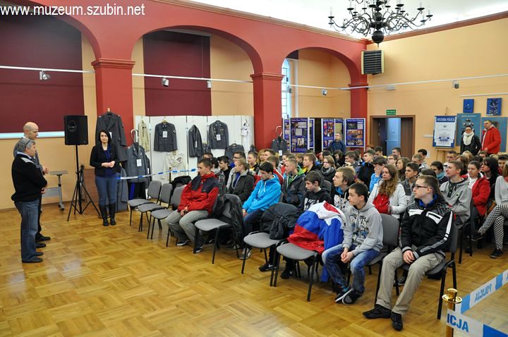 Zasady rekrutacji do policji z wystawą w tle