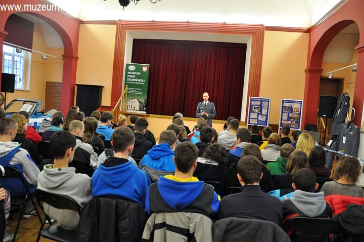 Zasady rekrutacji do policji z wystawą w tle