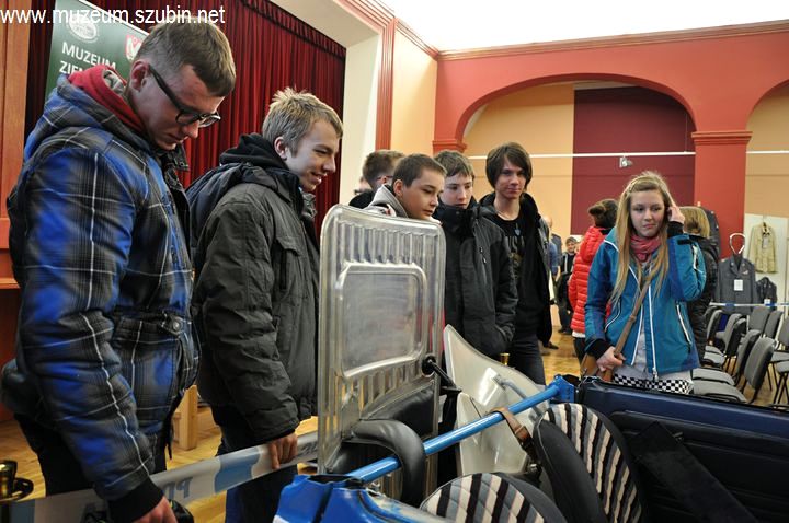 Zasady rekrutacji do policji z wystawą w tle