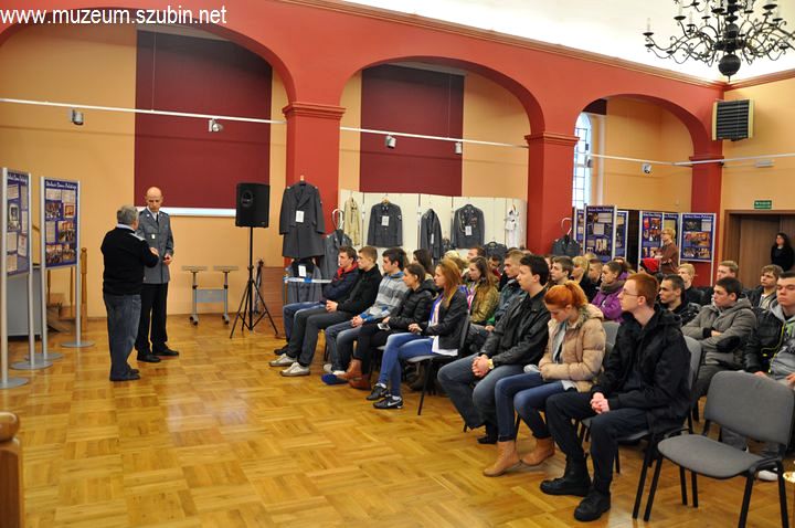 Zasady rekrutacji do policji z wystawą w tle