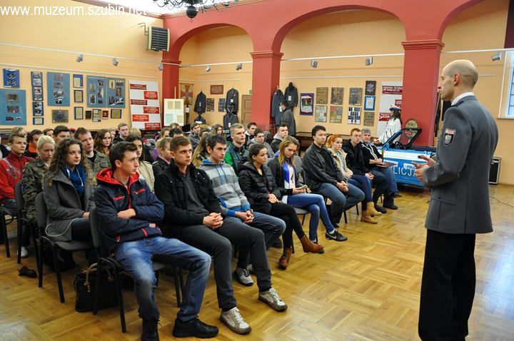 Zasady rekrutacji do policji z wystawą w tle