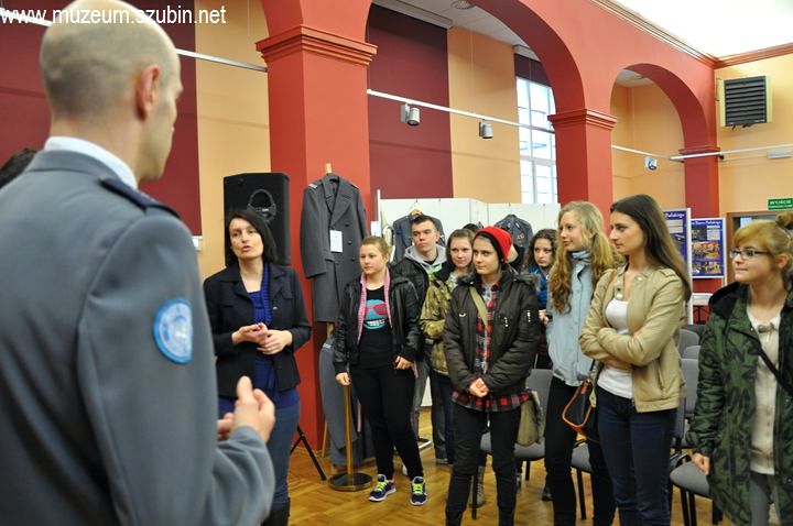 Zasady rekrutacji do policji z wystawą w tle