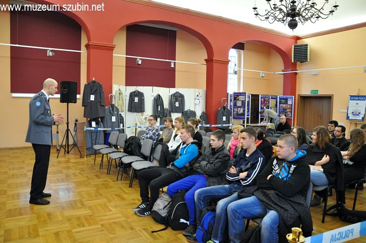 Zasady rekrutacji do policji z wystawą w tle