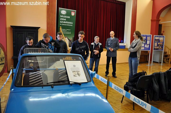 Zasady rekrutacji do policji z wystawą w tle