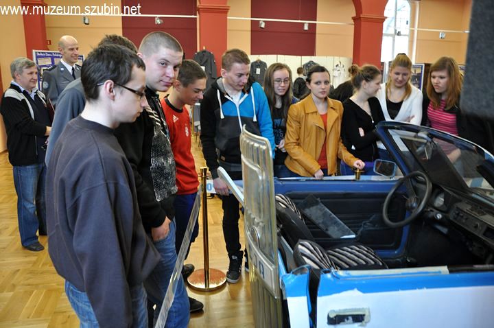Zasady rekrutacji do policji z wystawą w tle