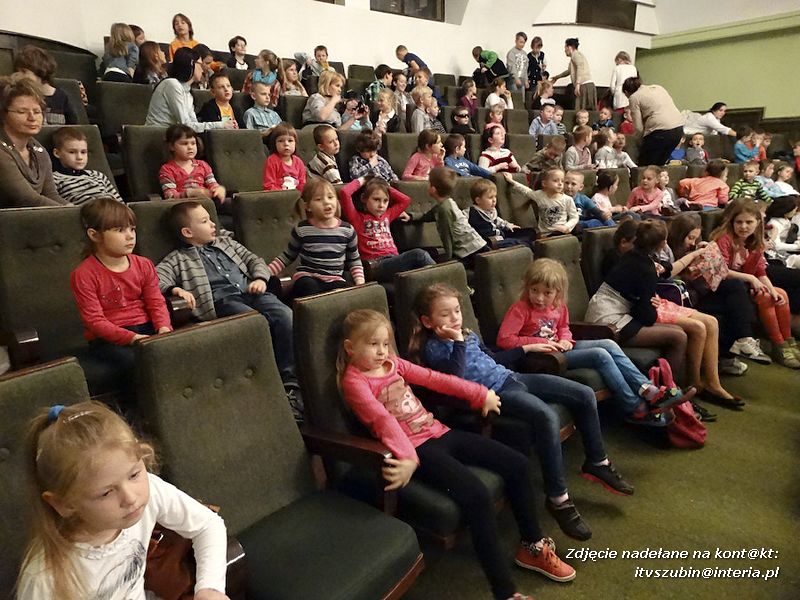 Przedszkolaki na spektaklu pt. ?Kopciuszek? w Gnieźnie